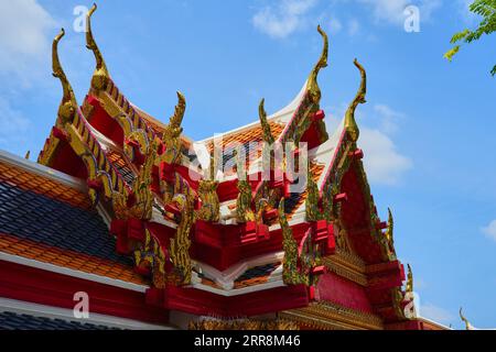 Il tetto ornato del Tempio di Wat Pho in Thailandia contro il cielo Foto Stock