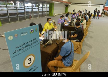 210512 -- BANGKOK, 12 maggio 2021 -- i cittadini locali aspettano di ricevere il vaccino anti COVID-19 sviluppato dalla società farmaceutica cinese Sinovac a Bangkok, Thailandia, 12 maggio 2021. Il governo della Thailandia sta incoraggiando il pubblico a ricevere vaccini contro la COVID-19, poiché il paese mira a inoculare il 70% dei suoi quasi 70 milioni di abitanti entro la fine dell'anno. THAILAND-BANGKOK-COVID-19-VACCINATION RachenxSageamsak PUBLICATIONxNOTxINxCHN Foto Stock