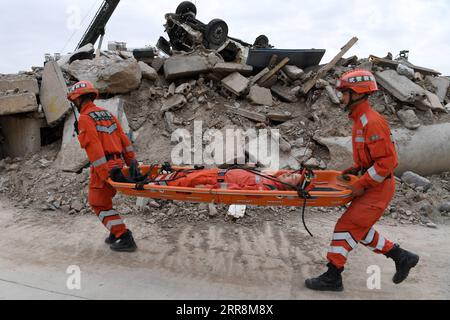 210512 -- LANZHOU, 12 maggio 2021 -- la polizia armata partecipa ad un addestramento presso il National Urban Search and Rescue USAR Training Center di Lanzhou nella contea di Yuzhong di Lanzhou, capitale della provincia del Gansu della Cina nordoccidentale, 10 maggio 2021. Il National USAR Training Center di Lanzhou dispone di una squadra di soccorso composta da polizia armata, personale medico e membri dell'amministrazione del terremoto cinese. Il centro, che dispone di campi di formazione professionale multifunzionali, strutture e attrezzature, può formare squadre di soccorso professionali per affrontare circostanze complicate. Nel frattempo, come scienc popolare a livello statale Foto Stock