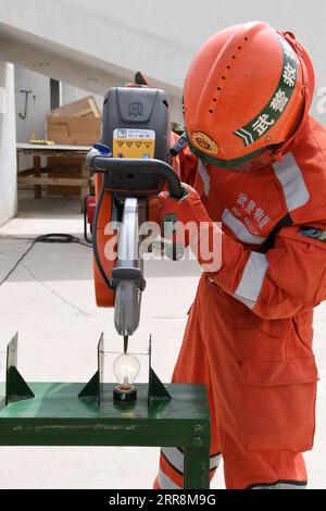 210512 -- LANZHOU, 12 maggio 2021 -- una polizia armata prende parte ad un addestramento di precisione delle operazioni presso il National Urban Search and Rescue USAR Training Center di Lanzhou nella contea di Yuzhong di Lanzhou, capitale della provincia del Gansu della Cina nord-occidentale, 10 maggio 2021. Il National USAR Training Center di Lanzhou dispone di una squadra di soccorso composta da polizia armata, personale medico e membri dell'amministrazione del terremoto cinese. Il centro, che dispone di campi di formazione professionale multifunzionali, strutture e attrezzature, può formare squadre di soccorso professionali per affrontare circostanze complicate. Nel frattempo, come st Foto Stock