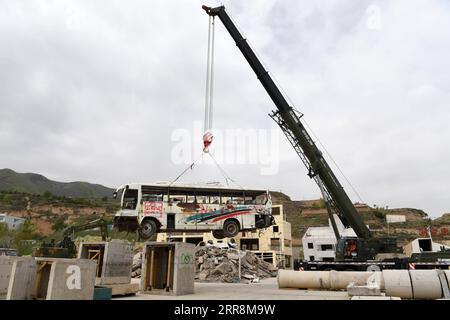 210512 -- LANZHOU, 12 maggio 2021 -- una polizia armata prende parte a un addestramento di sollevamento di gru presso il National Urban Search and Rescue USAR Training Center di Lanzhou nella contea di Yuzhong di Lanzhou, capitale della provincia del Gansu della Cina nord-occidentale, 10 maggio 2021. Il National USAR Training Center di Lanzhou dispone di una squadra di soccorso composta da polizia armata, personale medico e membri dell'amministrazione del terremoto cinese. Il centro, che dispone di campi di formazione professionale multifunzionali, strutture e attrezzature, può formare squadre di soccorso professionali per affrontare circostanze complicate. Nel frattempo, come stato-le Foto Stock