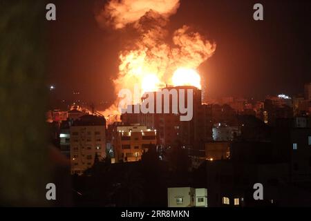 210513 -- GAZA CITY, 13 maggio 2021 -- foto scattata il 13 maggio 2021 mostra esplosioni a seguito di attacchi aerei israeliani nella città di Gaza. Il conflitto tra Israele e il gruppo di Hamas che governava la Striscia di Gaza ha causato danni enormi a Gaza e un numero crescente di vittime da entrambe le parti mercoledì. Foto di /Xinhua MIDEAST-GAZA CITY-ISRAEL-AIRSTRIKES YasserxQudih PUBLICATIONxNOTxINxCHN Foto Stock