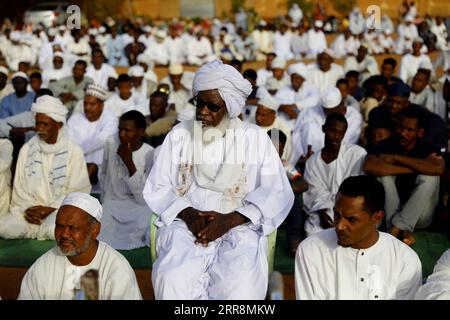 210513 -- KHARTOUM, 13 maggio 2021 -- la gente esegue la preghiera Eid al-Fitr a Khartoum, capitale del Sudan, il 13 maggio 2021. SUDAN-KHARTOUM-EID AL-FITR-PREGHIERA MOHAMEDXKHIDIR PUBLICATIONXNOTXINXCHN Foto Stock