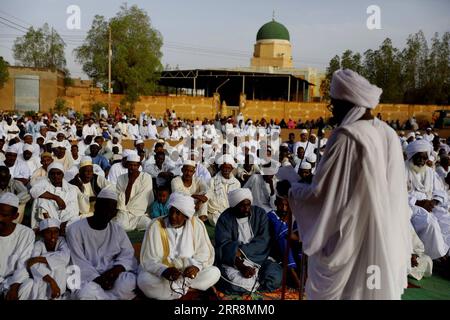 210513 -- KHARTOUM, 13 maggio 2021 -- la gente esegue la preghiera Eid al-Fitr a Khartoum, capitale del Sudan, il 13 maggio 2021. SUDAN-KHARTOUM-EID AL-FITR-PREGHIERA MOHAMEDXKHIDIR PUBLICATIONXNOTXINXCHN Foto Stock