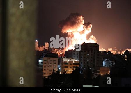 210513 -- GAZA CITY, 13 maggio 2021 -- foto scattata il 13 maggio 2021 mostra esplosioni a seguito di attacchi aerei israeliani nella città di Gaza. Il conflitto tra Israele e il gruppo di Hamas che governava la Striscia di Gaza ha causato danni enormi a Gaza e un numero crescente di vittime da entrambe le parti mercoledì. Foto di /Xinhua MIDEAST-GAZA CITY-ISRAEL-AIRSTRIKES YasserxQudih PUBLICATIONxNOTxINxCHN Foto Stock