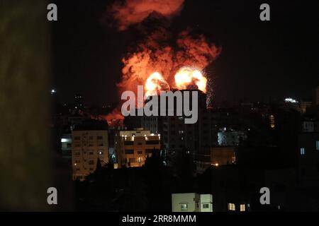 210513 -- GAZA CITY, 13 maggio 2021 -- foto scattata il 13 maggio 2021 mostra esplosioni a seguito di attacchi aerei israeliani nella città di Gaza. Il conflitto tra Israele e il gruppo di Hamas che governava la Striscia di Gaza ha causato danni enormi a Gaza e un numero crescente di vittime da entrambe le parti mercoledì. Foto di /Xinhua MIDEAST-GAZA CITY-ISRAEL-AIRSTRIKES YasserxQudih PUBLICATIONxNOTxINxCHN Foto Stock