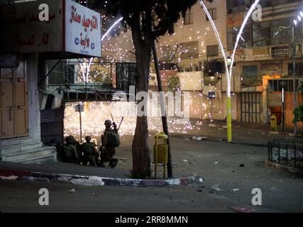 News Themen der Woche KW19 News Bilder des Tages 210513 -- HEBRON, 13 maggio 2021 -- i soldati israeliani stanno di guardia durante una protesta anti-Israele nella città di Hebron in Cisgiordania, il 12 maggio 2021. Negli ultimi giorni si è intensificata la tensione tra israeliani e palestinesi, a causa dell'escalation della violenza a Gerusalemme est tra manifestanti palestinesi e forze israeliane. Foto di /Xinhua MIDEAST-HEBRON-CLASHES MamounxWazwaz PUBLICATIONxNOTxINxCHN Foto Stock