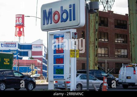 210513 -- NEW YORK, 13 maggio 2021 -- i prezzi del gas sono esposti in una stazione di servizio ExxonMobil nel quartiere Brooklyn di New York, Stati Uniti, il 12 maggio 2021. I prezzi medi nazionali del gas negli Stati Uniti sono saliti sopra i 3 dollari USA al gallone mercoledì per la prima volta dal 2014 in mezzo alla chiusura di un importante gasdotto a seguito di un attacco alla sicurezza informatica. USA-TUBO CARBURANTE-ARRESTO-PREZZO BENZINA MICHAELXNAGLE PUBLICATIONXNOTXINXCHN Foto Stock