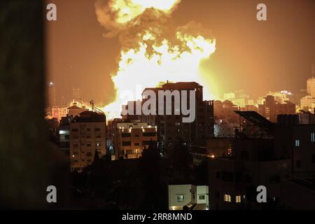 210513 -- GAZA CITY, 13 maggio 2021 -- foto scattata il 13 maggio 2021 mostra esplosioni a seguito di attacchi aerei israeliani nella città di Gaza. Il conflitto tra Israele e il gruppo di Hamas che governava la Striscia di Gaza ha causato danni enormi a Gaza e un numero crescente di vittime da entrambe le parti mercoledì. Foto di /Xinhua MIDEAST-GAZA CITY-ISRAEL-AIRSTRIKES YasserxQudih PUBLICATIONxNOTxINxCHN Foto Stock