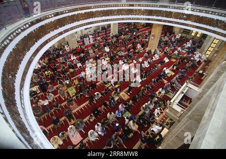 210513 -- GAZA CITY, 13 maggio 2021 -- la gente partecipa all'Eid al-Fitr pregando nella città di Gaza, il 13 maggio 2021. Foto di /Xinhua MIDEAST-GAZA CITY-EID AL-FITR-PREYERS KhaledxOmar PUBLICATIONxNOTxINxCHN Foto Stock