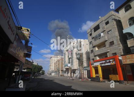 210513 -- RAFAH, 13 maggio 2021 -- foto scattata il 13 maggio 2021 mostra esplosioni a seguito di attacchi aerei israeliani nella città meridionale di Rafah nella Striscia di Gaza. La tensione tra Israele e i gruppi militanti nella Striscia di Gaza è proseguita giovedì, mentre i funzionari del ministero della salute gestiti da Hamas hanno detto che il bilancio delle vittime nell'enclave costiera assediata è salito a 83. Il ministero della salute a Gaza ha detto in un breve messaggio inviato ai giornalisti che dall'inizio della tensione di lunedì, 83 palestinesi sono stati uccisi, tra cui 17 bambini e sette donne, aggiungendo che 487 sono rimasti feriti. Foto di /Xinhua MIDEAST-GAZA-RAFA Foto Stock