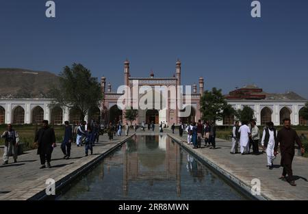 210513 -- KABUL, 13 maggio 2021 -- foto scattata il 13 maggio 2021 mostra una moschea dove la gente frequenta Eid al-Fitr pregando a Kabul, capitale dell'Afghanistan. AFGHANISTAN-KABUL-EID AL-FITR-PREGHIERE RAHMATULLAHXALIZADAH PUBLICATIONXNOTXINXCHN Foto Stock