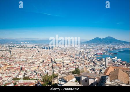 Napoli, Campania, Italia, vista panoramica aerea su un golfo e sul Vesuvio. Foto Stock