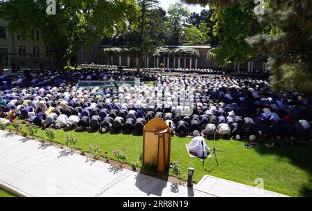 210513 -- KABUL, 13 maggio 2021 -- funzionari afghani e dipendenti governativi partecipano alle preghiere di Eid al-Fitr al Palazzo Presidenziale di Kabul, capitale dell'Afghanistan, 13 maggio 2021. Il Presidente afghano Mohammad Ashraf Ghani ha affermato giovedì che non esiste una soluzione militare alla crisi persistente nel suo paese, invitando i talebani a rinunciare ai combattimenti e a sostenere il processo di pace per trovare una soluzione politica. /Handout via Xinhua AFGHANISTAN-KABUL-EID AL-FITR-PREPREGHIERE afghxPresidentxPalace PUBLICATIONxNOTxINxCHN Foto Stock