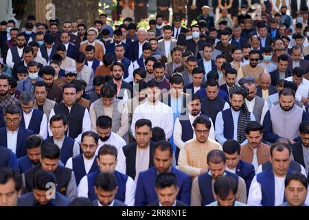 210513 -- KABUL, 13 maggio 2021 -- la gente partecipa alle preghiere Eid al-Fitr al Palazzo Presidenziale di Kabul, capitale dell'Afghanistan, 13 maggio 2021. Il Presidente afghano Mohammad Ashraf Ghani ha affermato giovedì che non esiste una soluzione militare alla crisi persistente nel suo paese, invitando i talebani a rinunciare ai combattimenti e a sostenere il processo di pace per trovare una soluzione politica. /Handout via Xinhua AFGHANISTAN-KABUL-EID AL-FITR-PREPREGHIERE afghxPresidentxPalace PUBLICATIONxNOTxINxCHN Foto Stock