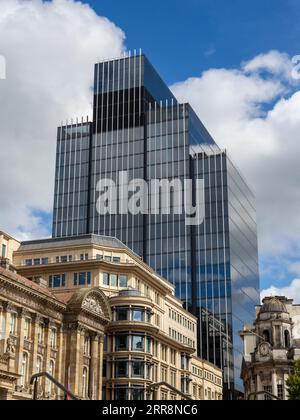 Skyline del centro città, Birmingham, Regno Unito; la storica Council House in primo piano, un moderno edificio di uffici sul retro. Foto Stock