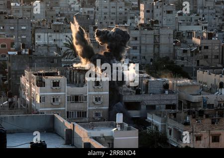 210513 -- KHAN YOUNIS, 13 maggio 2021 -- foto scattata il 13 maggio 2021 mostra esplosioni a seguito di attacchi aerei israeliani nella città meridionale di Khan Younis nella Striscia di Gaza. Giovedì è stato un altro giorno di intensi combattimenti tra Israele e Hamas, poiché negli ultimi tre giorni sono stati lanciati più di 1.700 missili dalla Striscia di Gaza verso Israele, mentre i militari israeliani hanno condotto centinaia di attacchi aerei a Gaza. Foto di /Xinhua MIDEAST-GAZA-KHAN YOUNIS-ISRAELI AIRSTRIKES YasserxQudih PUBLICATIONxNOTxINxCHN Foto Stock