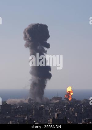 210513 -- RAFAH, 13 maggio 2021 -- foto scattata il 13 maggio 2021 mostra esplosioni a seguito di attacchi aerei israeliani nella città meridionale di Rafah nella Striscia di Gaza. Giovedì è stato un altro giorno di intensi combattimenti tra Israele e Hamas, poiché negli ultimi tre giorni sono stati lanciati più di 1.700 missili dalla Striscia di Gaza verso Israele, mentre i militari israeliani hanno condotto centinaia di attacchi aerei a Gaza. Foto di /Xinhua MIDEAST-GAZA-RAFAH-AIRSTRIKES KhaledxOmar PUBLICATIONxNOTxINxCHN Foto Stock