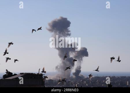 210513 -- RAFAH, 13 maggio 2021 -- foto scattata il 13 maggio 2021 mostra esplosioni a seguito di attacchi aerei israeliani nella città meridionale di Rafah nella Striscia di Gaza. Giovedì è stato un altro giorno di intensi combattimenti tra Israele e Hamas, poiché negli ultimi tre giorni sono stati lanciati più di 1.700 missili dalla Striscia di Gaza verso Israele, mentre i militari israeliani hanno condotto centinaia di attacchi aerei a Gaza. Foto di /Xinhua MIDEAST-GAZA-RAFAH-AIRSTRIKES KhaledxOmar PUBLICATIONxNOTxINxCHN Foto Stock