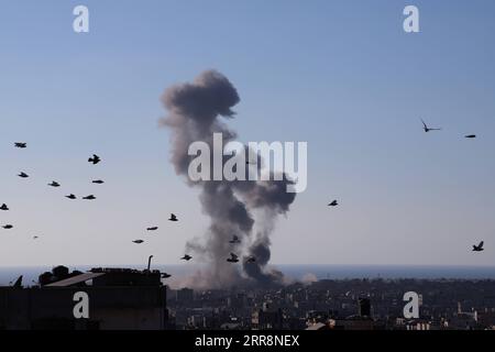 210513 -- RAFAH, 13 maggio 2021 -- foto scattata il 13 maggio 2021 mostra esplosioni a seguito di attacchi aerei israeliani nella città meridionale di Rafah nella Striscia di Gaza. Giovedì è stato un altro giorno di intensi combattimenti tra Israele e Hamas, poiché negli ultimi tre giorni sono stati lanciati più di 1.700 missili dalla Striscia di Gaza verso Israele, mentre i militari israeliani hanno condotto centinaia di attacchi aerei a Gaza. Foto di /Xinhua MIDEAST-GAZA-RAFAH-AIRSTRIKES KhaledxOmar PUBLICATIONxNOTxINxCHN Foto Stock