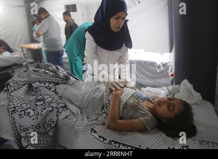 210513 - RAFAH, 13 maggio 2021 - Un bambino palestinese ferito in attacchi aerei israeliani viene curato in un ospedale nella città meridionale della Striscia di Gaza di Rafah, il 13 maggio 2021. Il bilancio delle vittime dei palestinesi uccisi negli scioperi israeliani sulla Striscia di Gaza è salito a 103 giovedì, mentre gli scontri israelo-palestinesi continuavano senza sosta. Foto di /Xinhua MIDEAST-GAZA-RAFAH-ATTACCHI AEREI ISRAELIANI-NUMERO DI MORTI KhaledxOmar PUBLICATIONxNOTxINxCHN Foto Stock