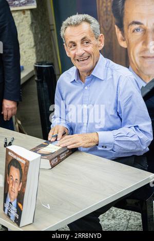 Nicolas Sarkozy è venuto a dedicare il suo ultimo libro le temps des combats alla libreria Decitre Bellecour. Foto Stock