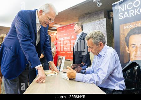 Nicolas Sarkozy è venuto a dedicare il suo ultimo libro le temps des combats alla libreria Decitre Bellecour dove ha incontrato Michel Noir, ex ministro e.. Foto Stock