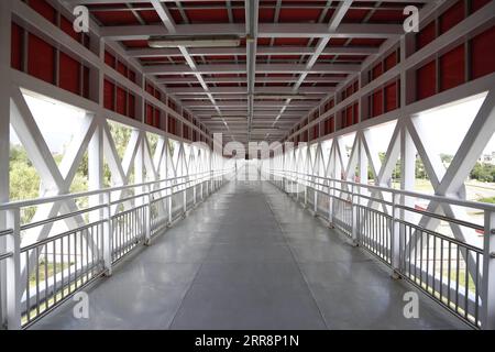 210514 -- ISLAMABAD, 14 maggio 2021 -- una stazione degli autobus vuota è vista a Islamabad, capitale del Pakistan il 14 maggio 2021. Secondo il National Command and Operation Center NCOC, che supervisiona la risposta del Paese alla pandemia, tutte le aziende, gli hotel, i parchi, i luoghi ricreativi e i centri commerciali rimarranno chiusi dall'8 al 16 maggio, coprendo le vacanze Eid al-Fitr dal 10 al 15 maggio in Pakistan. PAKISTAN-ISLAMABAD-EID-AL-FITR-RESTRIZIONI AHMADXKAMAL PUBLICATIONXNOTXINXCHN Foto Stock