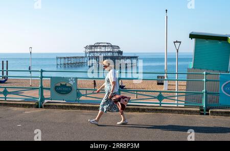 Brighton Regno Unito 7 settembre 2023 - è un'altra bella mattinata calda e soleggiata sul lungomare di Brighton con temperature che dovrebbero raggiungere di nuovo i 30 gradi in alcune parti del Regno Unito : Credit Simon Dack / Alamy Live News Foto Stock