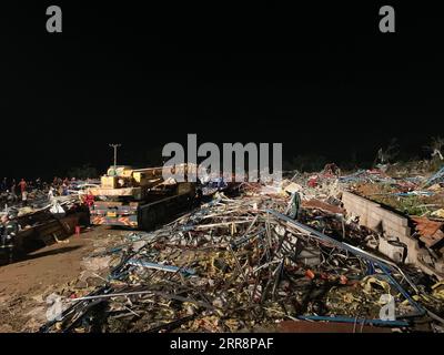 210515 -- WUHAN, 15 maggio 2021 -- la foto scattata con un cellulare il 15 maggio 2021 mostra le macerie degli edifici crollati dopo un tornado nel distretto Caidian di Wuhan, nella provincia di Hubei nella Cina centrale. Sei persone sono state confermate morte, e altre 218 ferite dopo un tornado di venerdì notte Wuhan vallato nella provincia di Hubei della Cina centrale, hanno detto fonti governative. Il tornado, con venti di 23,9 metri al secondo, ha attraversato il Caidian District alle 20:39, il venerdì, rovesciando alcuni capannoni dei cantieri e schiantando un gran numero di alberi. CHINA-HUBEI-WUHAN-TORNADO CN XIONGXQI PUBLICAT Foto Stock