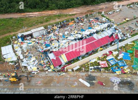 210515 -- WUHAN, 15 maggio 2021 -- foto aerea scattata il 15 maggio 2021 mostra la scena dopo un tornado nel distretto di Wuhan, nella provincia di Hubei, nella Cina centrale, il 15 maggio 2021. Sei persone sono state confermate morte, e altre 218 ferite dopo un tornado di venerdì notte Wuhan vallato, hanno detto fonti governative. CHINA-HUBEI-WUHAN-TORNADO CN XiaoxYijiu PUBLICATIONxNOTxINxCHN Foto Stock