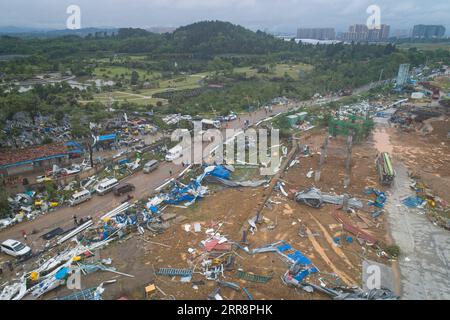 Bilder des Jahres 2021, News 05 mai News Themen der Woche KW19 210515 -- WUHAN, 15 maggio 2021 -- foto aerea scattata il 15 maggio 2021 mostra la scena dopo un tornado nel distretto Caidian di Wuhan, nella provincia di Hubei della Cina centrale, 15 maggio 2021. Sei persone sono state confermate morte, e altre 218 ferite dopo un tornado di venerdì notte Wuhan vallato, hanno detto fonti governative. CHINA-HUBEI-WUHAN-TORNADO CN XiaoxYijiu PUBLICATIONxNOTxINxCHN Foto Stock