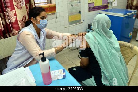210516 -- NUOVA DELHI, 16 maggio 2021 -- Una donna riceve una dose di vaccino COVID-19 in un centro di vaccinazione a nuova Delhi, India, il 15 maggio 2021. /Xinhua INDIA-NUOVA DELHI-COVID-19-VACCINATION str PUBLICATIONxNOTxINxCHN Foto Stock