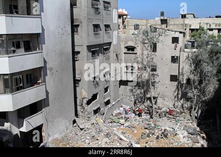 210516 -- GAZA, 16 maggio 2021 -- i palestinesi ispezionano le macerie di case distrutte dagli attacchi aerei israeliani al campo profughi Shati nella città di Gaza, 15 maggio 2021. Foto di /Xinhua MIDEAST-GAZA-ISRAEL-AIRSTRIKES RizekxAbdeljawad PUBLICATIONxNOTxINxCHN Foto Stock