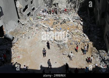 210516 -- GAZA, 16 maggio 2021 -- i palestinesi ispezionano le macerie di case distrutte dagli attacchi aerei israeliani al campo profughi Shati nella città di Gaza, 15 maggio 2021. Foto di /Xinhua MIDEAST-GAZA-ISRAEL-AIRSTRIKES RizekxAbdeljawad PUBLICATIONxNOTxINxCHN Foto Stock