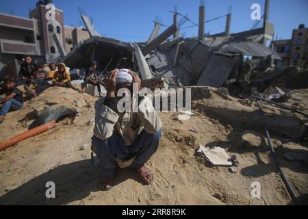 210516 -- GAZA, 16 maggio 2021 -- Un uomo palestinese reagisce mentre ispeziona le macerie di una casa distrutta dall'attacco aereo israeliano nella città meridionale di Rafah, 16 maggio 2021. Foto di /Xinhua MIDEAST-GAZA-RAFAH-ISRAEL-AIRSTRIKE KhaledxOmar PUBLICATIONxNOTxINxCHN Foto Stock