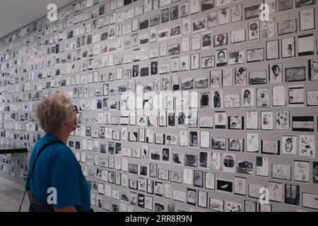 210516 -- BARCELLONA, 16 maggio 2021 -- A Woman Views Exposes al Picasso Museum di Barcellona, Spagna, l'11 maggio 2021. Il Museo Picasso di Barcellona non ha permesso che la pandemia di coronavirus impedisca di celebrare il 50° anniversario della donazione del pittore di oltre mille opere dalla sua giovinezza alla città nel 1970. Tra il 20 maggio e il 26 settembre, il museo ospiterà una mostra intitolata Picasso and Artist S Jewellery. Foto di Ismaeil Peracaula/Xinhua SPAGNA-BARCELLONA-MUSEO PICASSO-DONAZIONE Del PITTORE-50° ANNIVERSARIO IsmaelxPeracaula PUBLICATIONxNOTxINxCHN Foto Stock