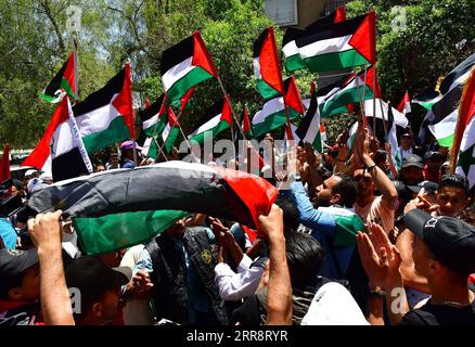 News Bilder des Tages 210517 -- DAMASCO, 17 maggio 2021 -- i palestinesi in Siria organizzano una protesta davanti alla sede delle Nazioni Unite a Damasco, in Siria, protestando contro gli attacchi israeliani contro i palestinesi, il 17 maggio 2021. Foto di /Xinhua SIRIA-DAMASCO-PALESTINA-PROTESTA AmmarxSafarjalani PUBLICATIONxNOTxINxCHN Foto Stock