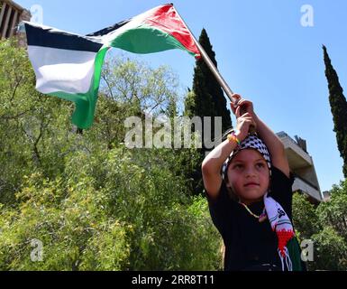 210517 -- DAMASCO, 17 maggio 2021 -- Un bambino è visto durante una protesta davanti al quartier generale delle Nazioni Unite a Damasco, in Siria, protestando contro gli attacchi israeliani contro i palestinesi, il 17 maggio 2021. Foto di /Xinhua SIRIA-DAMASCO-PALESTINA-PROTESTA AmmarxSafarjalani PUBLICATIONxNOTxINxCHN Foto Stock