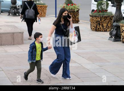 210517 -- ANKARA, 17 maggio 2021 -- i pedoni con maschere facciali camminano in una strada ad Ankara, Turchia, il 17 maggio 2021. La Turchia ha nuovamente messo sotto controllo l'infezione da COVID-19 in gran parte dopo i blocchi e le restrizioni durante il mese santo del Ramadan, ha detto lunedì il presidente Recep Tayyip Erdogan. La Turchia ha imposto un blocco di 17 giorni dall'aprile 29 e il governo lunedì ha lanciato un graduale periodo di allentamento delle misure fino al 1° giugno. Foto di /Xinhua TURKEY-ANKARA-COVID-19-MEASURES MustafaxKaya PUBLICATIONxNOTxINxCHN Foto Stock