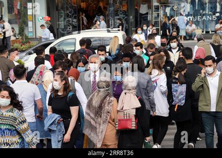 210517 -- ANKARA, 17 maggio 2021 -- i pedoni con maschere facciali camminano in una strada ad Ankara, Turchia, il 17 maggio 2021. La Turchia ha nuovamente messo sotto controllo l'infezione da COVID-19 in gran parte dopo i blocchi e le restrizioni durante il mese santo del Ramadan, ha detto lunedì il presidente Recep Tayyip Erdogan. La Turchia ha imposto un blocco di 17 giorni dall'aprile 29 e il governo lunedì ha lanciato un graduale periodo di allentamento delle misure fino al 1° giugno. Foto di /Xinhua TURKEY-ANKARA-COVID-19-MEASURES MustafaxKaya PUBLICATIONxNOTxINxCHN Foto Stock