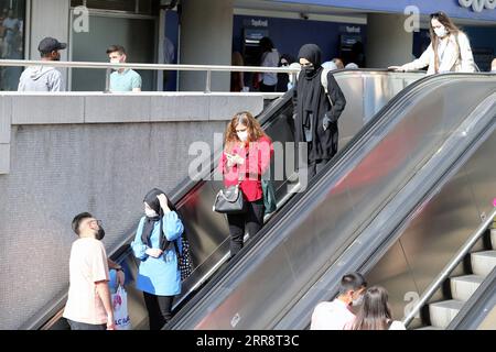 210517 -- ANKARA, 17 maggio 2021 -- le persone che indossano maschere facciali prendono scale mobili ad Ankara, in Turchia, il 17 maggio 2021. La Turchia ha nuovamente messo sotto controllo l'infezione da COVID-19 in gran parte dopo i blocchi e le restrizioni durante il mese santo del Ramadan, ha detto lunedì il presidente Recep Tayyip Erdogan. La Turchia ha imposto un blocco di 17 giorni dall'aprile 29 e il governo lunedì ha lanciato un graduale periodo di allentamento delle misure fino al 1° giugno. Foto di /Xinhua TURKEY-ANKARA-COVID-19-MEASURES MustafaxKaya PUBLICATIONxNOTxINxCHN Foto Stock