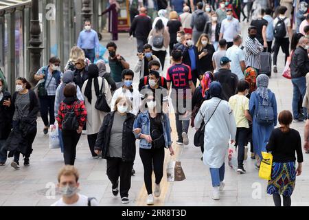 210517 -- ANKARA, 17 maggio 2021 -- i pedoni con maschere facciali camminano in una strada ad Ankara, Turchia, il 17 maggio 2021. La Turchia ha nuovamente messo sotto controllo l'infezione da COVID-19 in gran parte dopo i blocchi e le restrizioni durante il mese santo del Ramadan, ha detto lunedì il presidente Recep Tayyip Erdogan. La Turchia ha imposto un blocco di 17 giorni dall'aprile 29 e il governo lunedì ha lanciato un graduale periodo di allentamento delle misure fino al 1° giugno. Foto di /Xinhua TURKEY-ANKARA-COVID-19-MEASURES MustafaxKaya PUBLICATIONxNOTxINxCHN Foto Stock