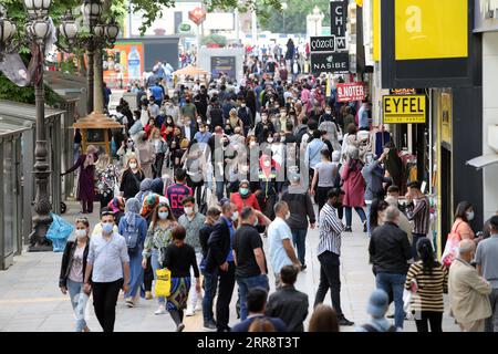 210517 -- ANKARA, 17 maggio 2021 -- i pedoni con maschere facciali camminano in una strada ad Ankara, Turchia, il 17 maggio 2021. La Turchia ha nuovamente messo sotto controllo l'infezione da COVID-19 in gran parte dopo i blocchi e le restrizioni durante il mese santo del Ramadan, ha detto lunedì il presidente Recep Tayyip Erdogan. La Turchia ha imposto un blocco di 17 giorni dall'aprile 29 e il governo lunedì ha lanciato un graduale periodo di allentamento delle misure fino al 1° giugno. Foto di /Xinhua TURKEY-ANKARA-COVID-19-MEASURES MustafaxKaya PUBLICATIONxNOTxINxCHN Foto Stock