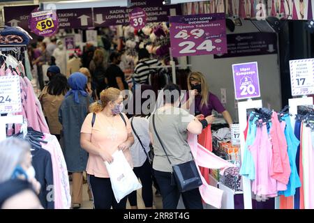 210517 -- ANKARA, 17 maggio 2021 -- la gente che indossa maschere facciali fa shopping in un negozio ad Ankara, Turchia, il 17 maggio 2021. La Turchia ha nuovamente messo sotto controllo l'infezione da COVID-19 in gran parte dopo i blocchi e le restrizioni durante il mese santo del Ramadan, ha detto lunedì il presidente Recep Tayyip Erdogan. La Turchia ha imposto un blocco di 17 giorni dall'aprile 29 e il governo lunedì ha lanciato un graduale periodo di allentamento delle misure fino al 1° giugno. Foto di /Xinhua TURKEY-ANKARA-COVID-19-MEASURES MustafaxKaya PUBLICATIONxNOTxINxCHN Foto Stock