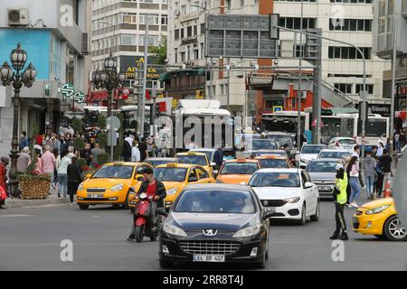 210517 -- ANKARA, 17 maggio 2021 -- veicoli corrono su una strada ad Ankara, Turchia, il 17 maggio 2021. La Turchia ha nuovamente messo sotto controllo l'infezione da COVID-19 in gran parte dopo i blocchi e le restrizioni durante il mese santo del Ramadan, ha detto lunedì il presidente Recep Tayyip Erdogan. La Turchia ha imposto un blocco di 17 giorni dall'aprile 29 e il governo lunedì ha lanciato un graduale periodo di allentamento delle misure fino al 1° giugno. Foto di /Xinhua TURKEY-ANKARA-COVID-19-MEASURES MustafaxKaya PUBLICATIONxNOTxINxCHN Foto Stock