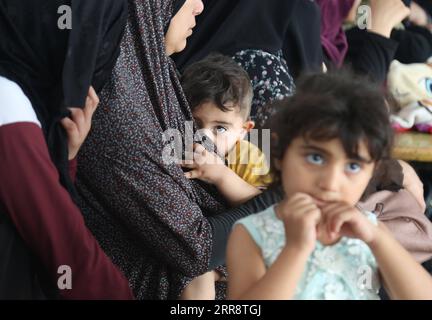 210518 -- GAZA/GERUSALEMME, 18 maggio 2021 -- i palestinesi, che sono fuggiti dalle loro case a causa di attacchi aerei e di artiglieria israeliani, si rifugiano in una scuola nella città meridionale di Rafah, nella Striscia di Gaza, 17 maggio 2021. Foto di /Xinhua Xinhua titoli: Con il conflitto Palestina-Israele intensificato, il coraggio e la coscienza necessari per raggiungere la pace KhaledxOmar PUBLICATIONxNOTxINxCHN Foto Stock