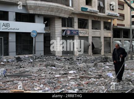 210518 -- GAZA/GERUSALEMME, 18 maggio 2021 -- Un uomo palestinese ispeziona un edificio danneggiato dopo un attacco aereo israeliano nella città di Gaza, il 17 maggio 2021. Foto di /Xinhua Xinhua titoli: Con il conflitto Palestina-Israele intensificato, il coraggio e la coscienza necessari per raggiungere la pace RizekxAbdeljawad PUBLICATIONxNOTxINxCHN Foto Stock