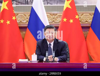 210519 -- PECHINO, 19 maggio 2021 -- il presidente cinese Xi Jinping e il suo omologo russo Vladimir Putin assistono alla cerimonia rivoluzionaria di un progetto bilaterale di cooperazione in materia di energia nucleare, la centrale nucleare di Tianwan e la centrale nucleare di Xudapu, via video link a Pechino, capitale della Cina, 19 maggio 2021. CHINA-RUSSIA-XI JINPING-PUTIN-PROGETTO DI COOPERAZIONE IN MATERIA DI ENERGIA NUCLEARE CN HUANGXJINGWEN PUBLICATIONXNOTXINXCHN Foto Stock