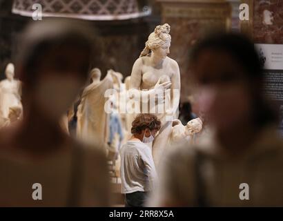 Entertainment Bilder des Tages 210519 -- PARIGI, 19 maggio 2021 -- la gente visita il Museo del Louvre il giorno della sua riapertura a Parigi, in Francia, il 19 maggio 2021. Il Museo del Louvre ha riaperto mercoledì mentre il blocco nazionale si è allentato. FRANCE-PARIS-LOUVER MUSEUM-REOPEN GaoxJing PUBLICATIONxNOTxINxCHN Foto Stock